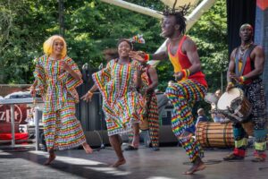 Oké Sene tijdens opening The Hague African festival 2024 Foto: Karen Schuemie
